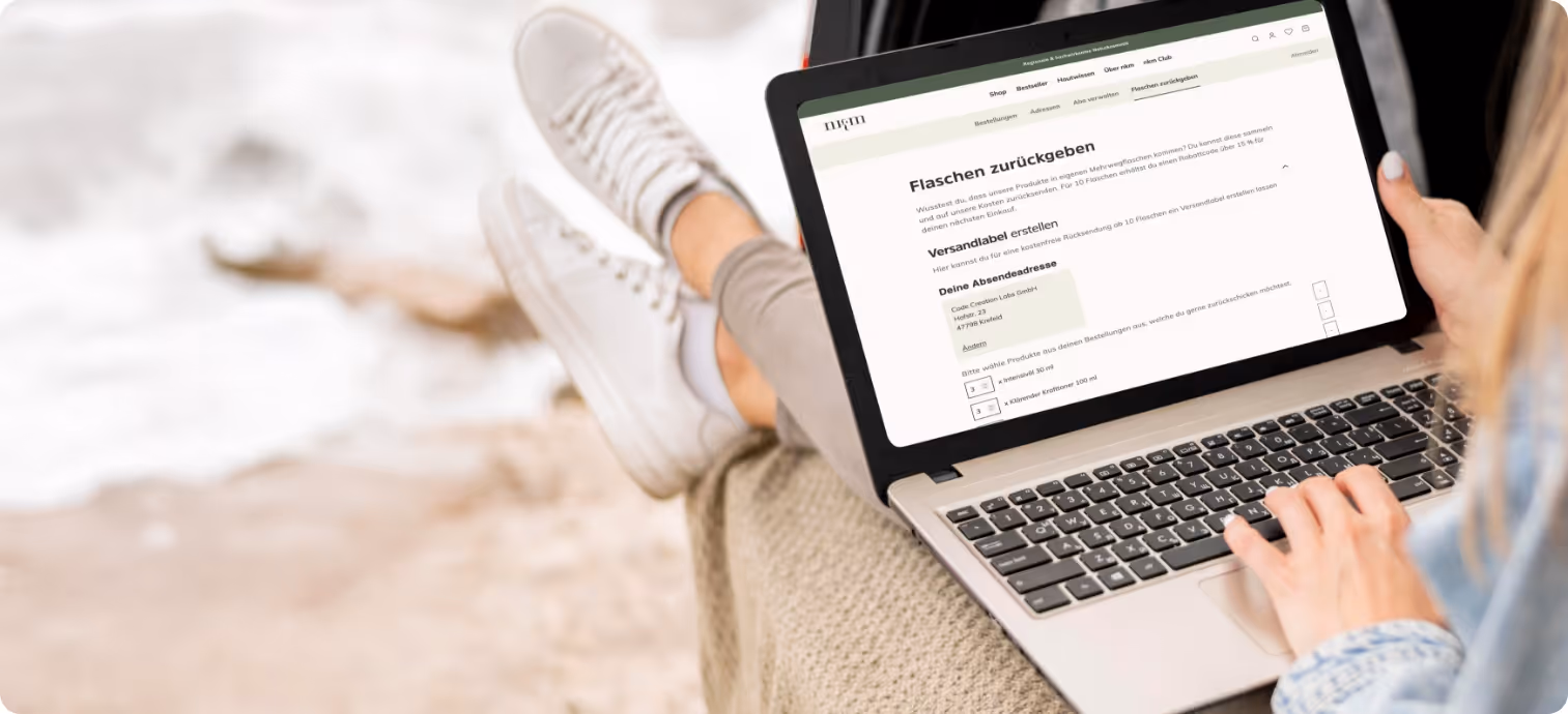 Zwei geöffnete Webseiten zeigen das UN-geehrte UrwaldProjekt und Details zum Wald von Code Creation Labs mit Wald- und Umweltschutzinfos.